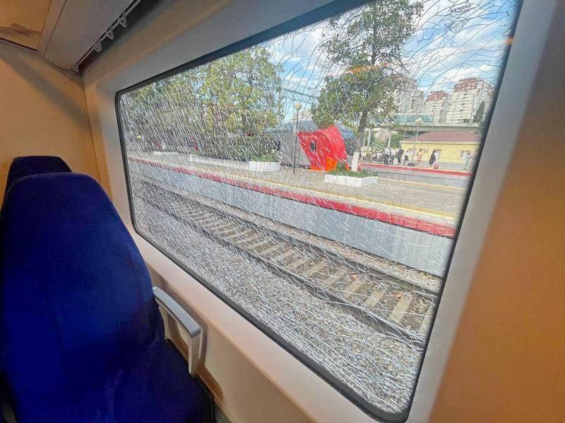 Детская шалость — взрослые проблемы: сочинские школьники разбили стекло в электропоезде «Ласточка»