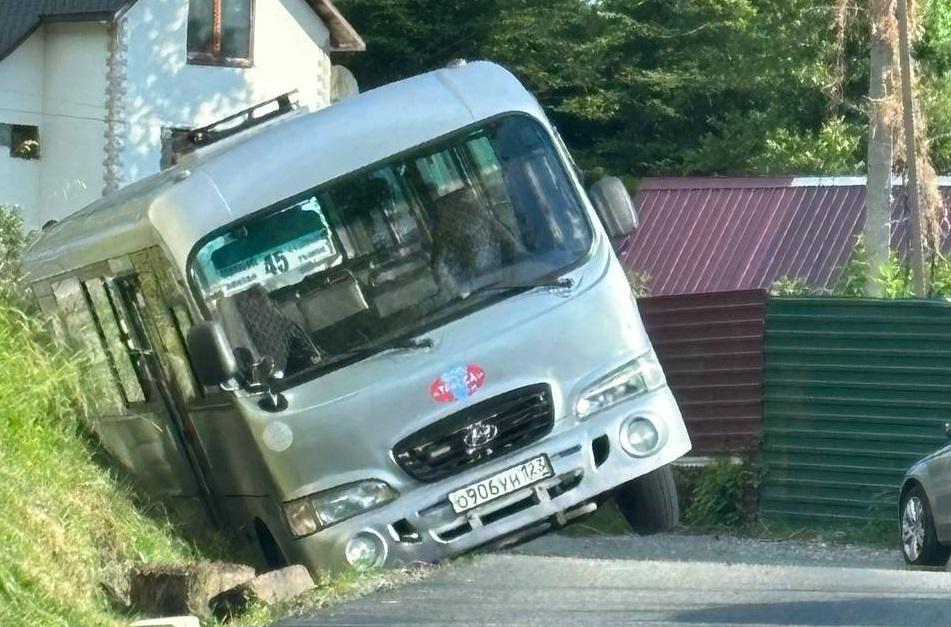 Пассажирский автобус провалился в ливневку на дороге в Сочи