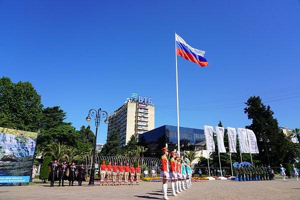 В Сочи прошла церемония поднятия флага в честь Дня России