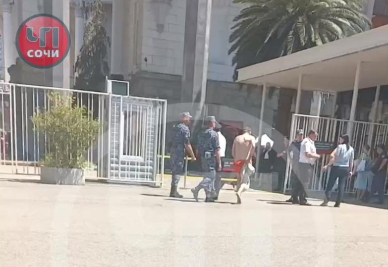 В Сочи у ворот вокзала полиция схватила онаниста в маске для сна: его дальнейшая судьба остается неизвестной