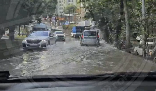 Течет по улице, а не из крана: несколько домов в Сочи могут остаться без воды