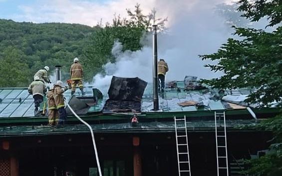 Сотрудники МЧС спасли людей при пожаре в бане в посёлке Красная Поляна