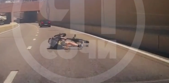 Сбил на встречке и поехал дальше: самокатчик опрокинул велосипедиста — видео