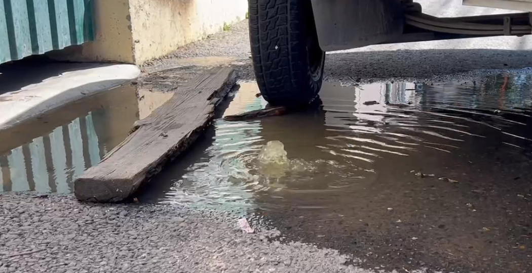 Смывали мусор и заливали бетон: Водоканал устранил очередную аварию