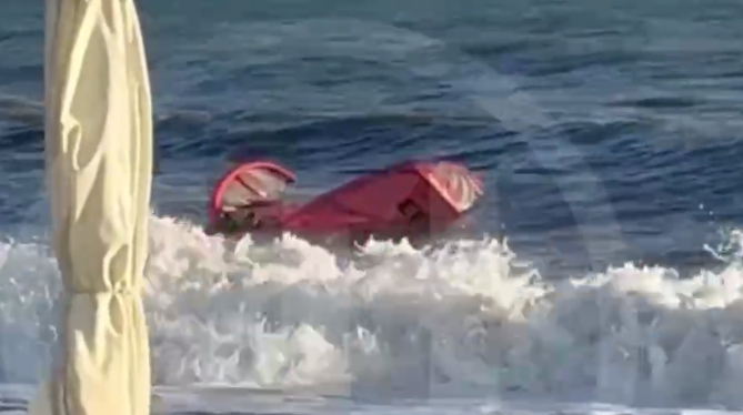 В Сочи двух человек на серфборде унесло в море