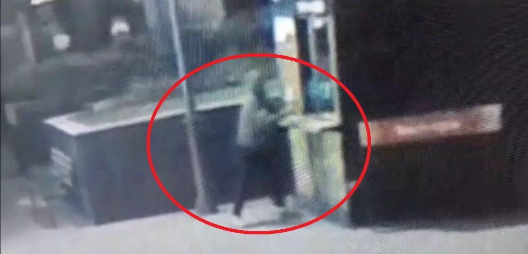 В Сочи голодному вору пришлось ограбить киоск с фастфудом, потому что там не оказалось еды — видео