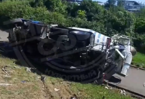 Пробил ограждения и перевернулся: в Сочи произошло ДТП с грузовиком