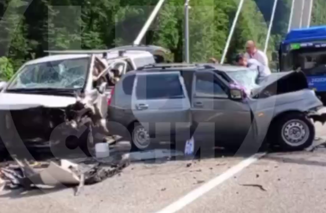 Машины всмятку и пробка в обе стороны: в Сочи произошла авария