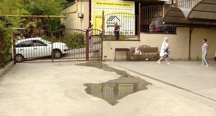 Нет предела возмущению: в Сочи игнорируют утечку воды на улице Следопытов