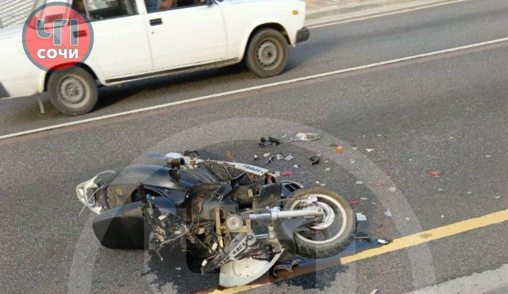 Не авария, а мясорубка: скутер столкнулся с грузовой машиной в Сочи