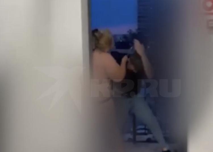 Зрелище не для слабонервных: голая женщина избила полицейского и чуть не столкнула его с балкона