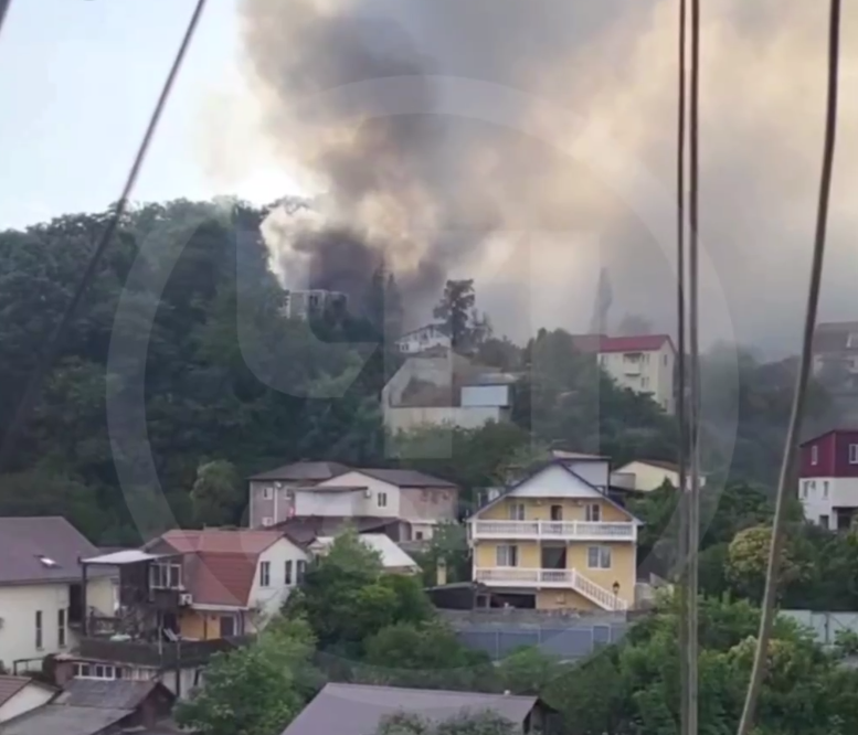 Дым застилает небо: в Сочи горит недостроенный дом