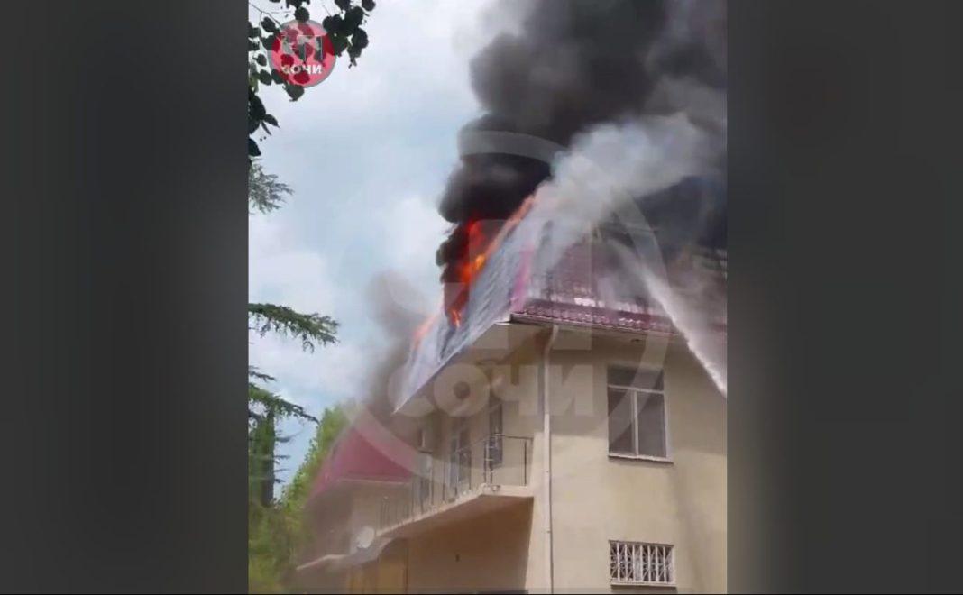 Здание суда полыхает в Лазаревской