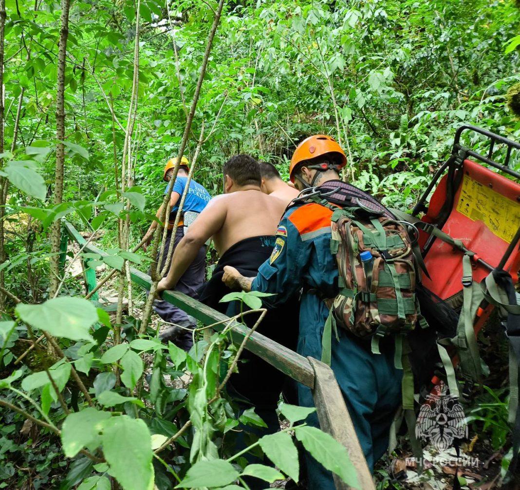 Не мог двигаться дальше: в каньоне горной реки Сочи спасли туриста