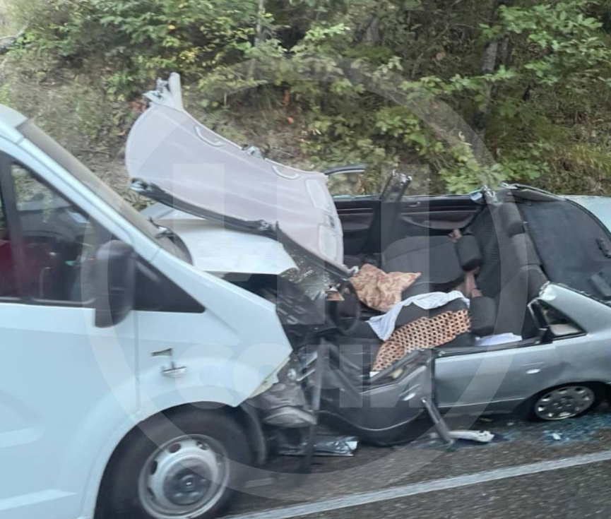 Горы покорёженного металла: в Сочи машины столкнулись лоб в лоб