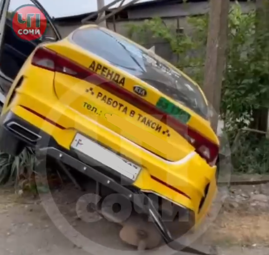 Не справился с управлением: в Сочи таксист врезался в остановку, столб и забор