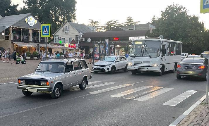 Ребенок попал под колёса машины на пешеходном переходе в Сочи
