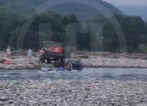 Утонул в бурном потоке: внедорожник попал в ДТП в горах Сочи