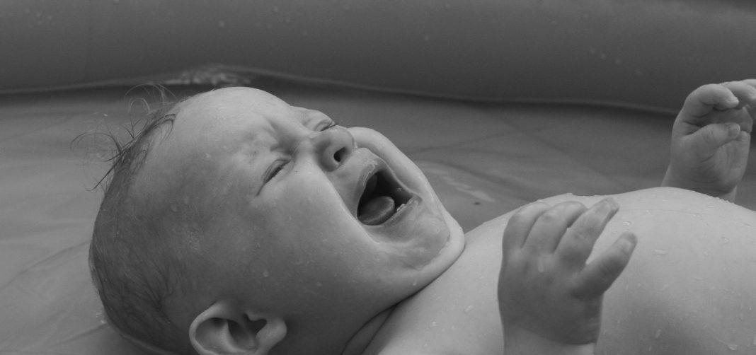 Быстро, но смертельно опасно: «мать года» с младенцем сняли посреди оживленной дороги в Сочи