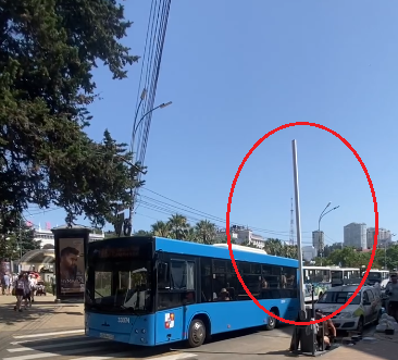 Проезд закрыт? ЦУМ перекрыт шлагбаумами с двух сторон