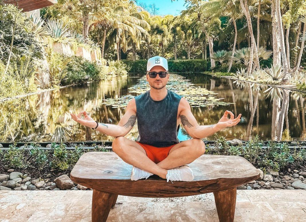 Туристы в Сочи «загнали» Сергея Лазарева на балкон: «Купаюсь в душе»