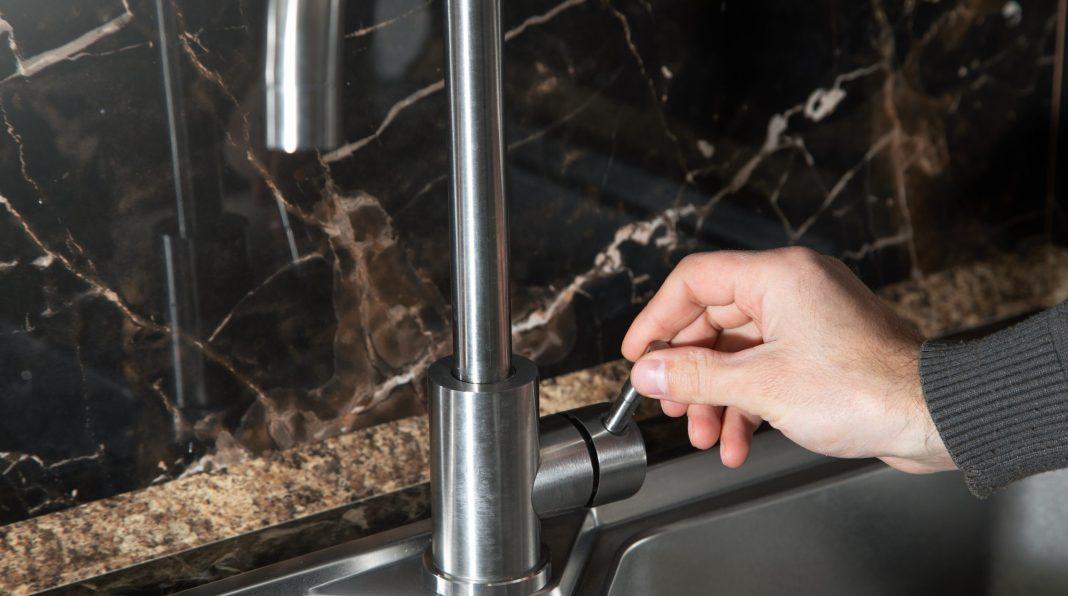 Воду выключат сегодня вечером, а дадут завтра утром: жителям каких улиц Сочи нужно срочно делать запасы