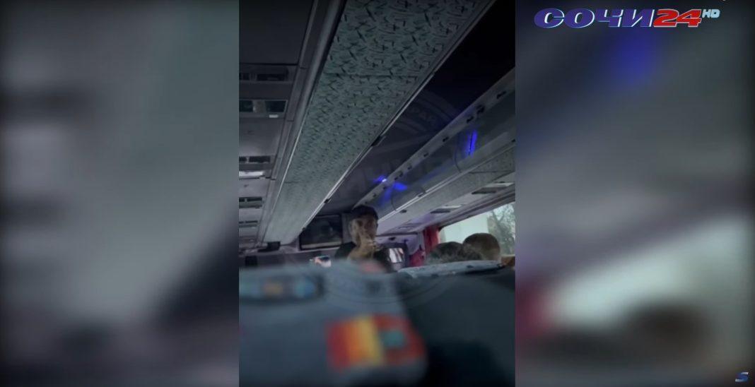 Орал, материл, предлагал подраться: в Сочи уволили агрессивного водителя туристического автобуса