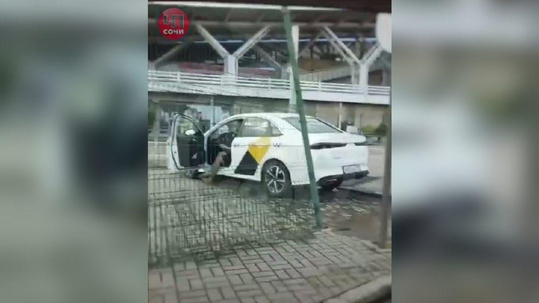 «Жесть какая-то»: таксист протаранил забор и «влетел» на территорию вокзала в Сириусе