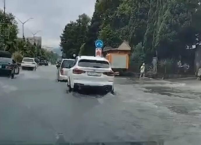 Машины плывут, как корабли: в Адлере из-за дождя затопило трассу