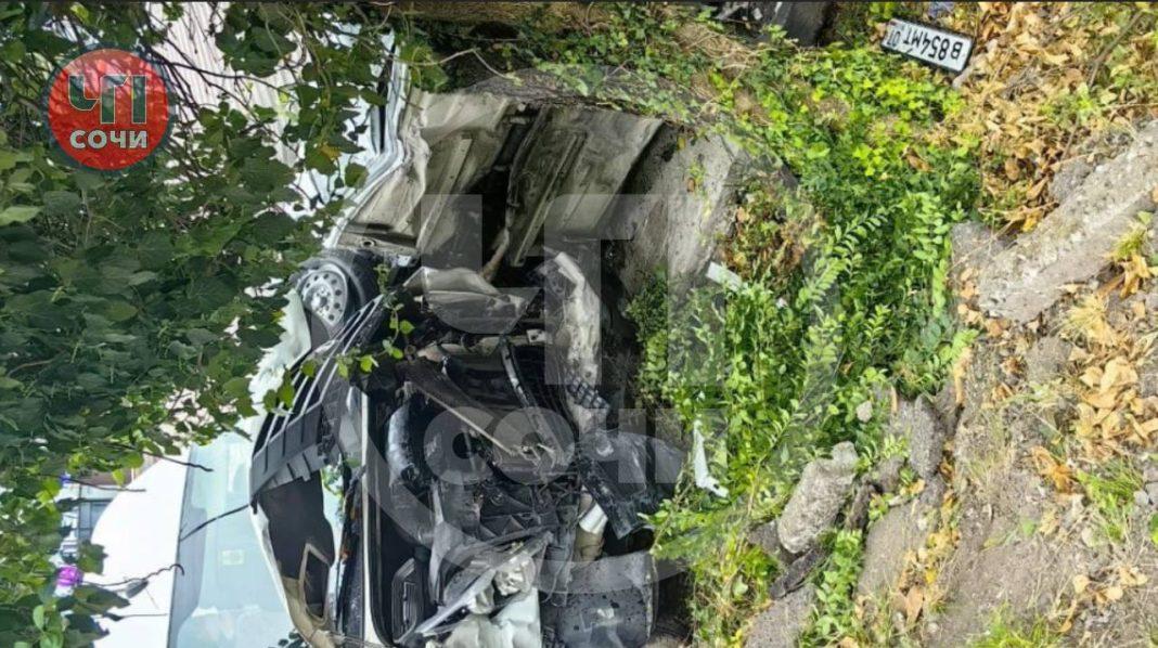 Жуткие звуки, испуганные люди: микроавтобус раздавил легковушку на трассе в Сочи