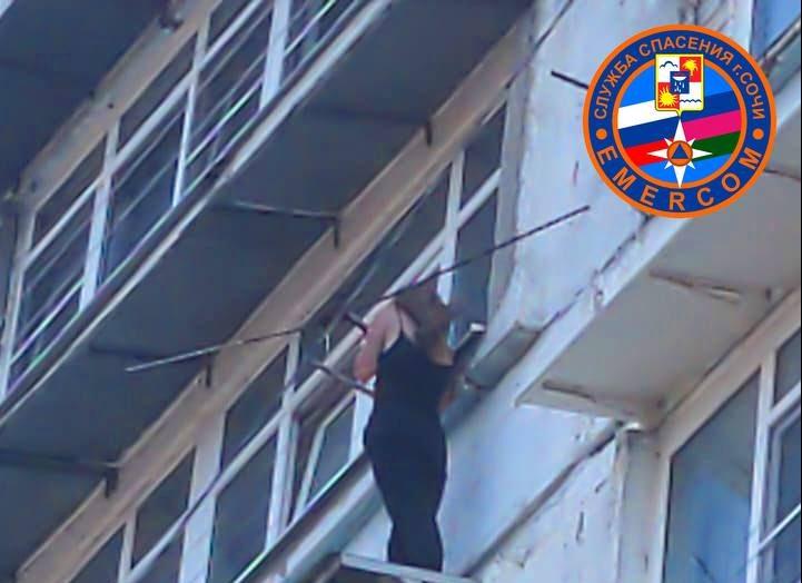 Чудом осталась жива: в Сочи эвакуировали девушку, которая оказалась на козырьке многоэтажки