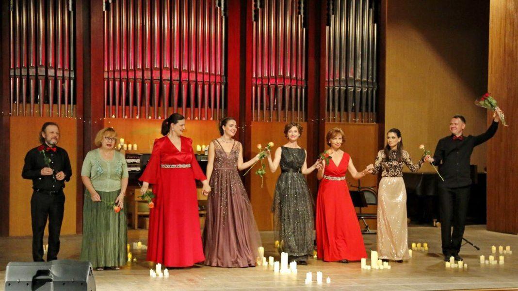 В Сочи с аншлагом прошел концерт при свечах «Лунная серенада»