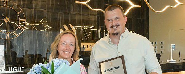 Сертификат и памятные подарки вручили четырехмиллионному туристу в Сочи