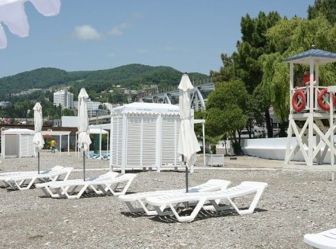 Место под солнцем или тень раздора: за что туристы платят при покупке зонта на пляжах Сочи