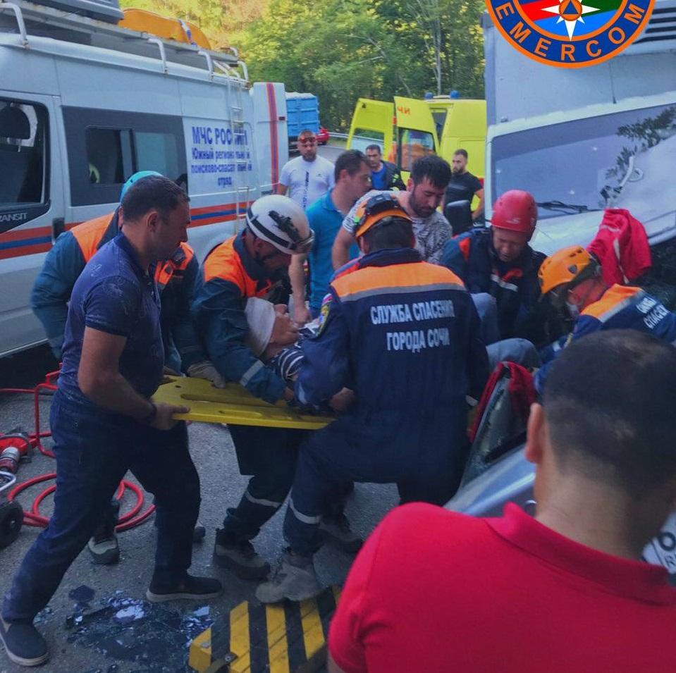 В Сочи произошло лобовое столкновение двух автомобилей: пострадавших пришлось вызволять с помощью спасателей