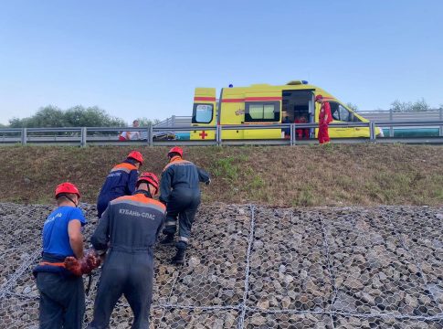 Ноги все в крови: спасатели Адлера эвакуировали упавшего краснополянской с трассы