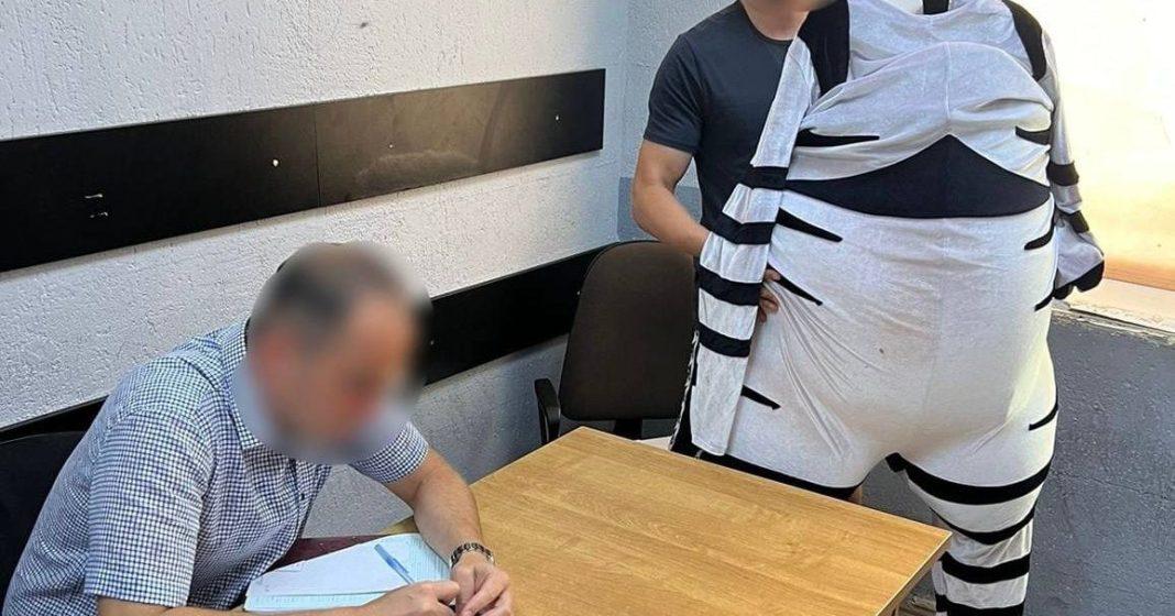 Ростовые куклы были схвачены на месте преступления: в Сочи арестовали аниматоров