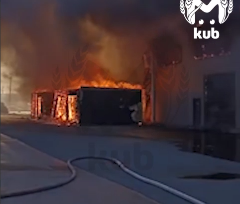 Стена огня и дыма: в Краснодаре загорелся завод