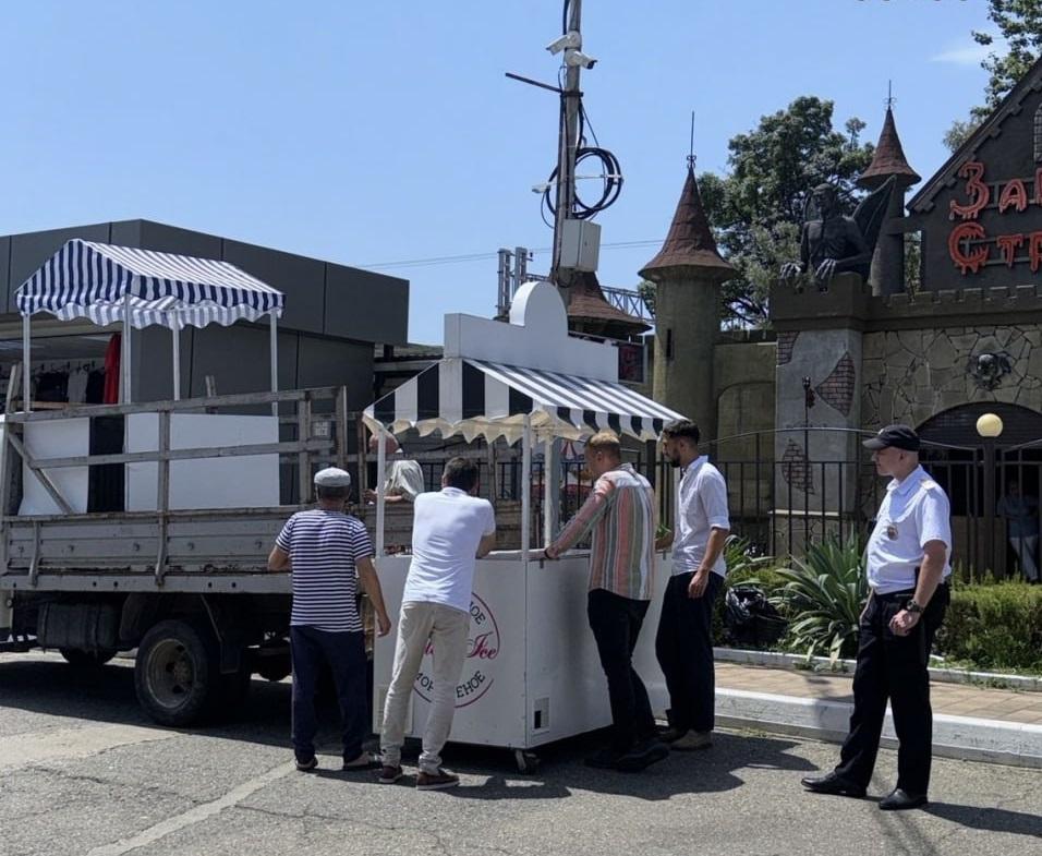 В Сочи демонтировали более 70 экскурсионных павильонов и ларьков с мороженым