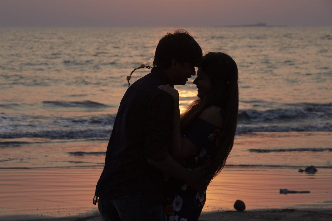 Очередную пару, задействованную в непотребствах, сняли в Сочи: на этот раз любовники резвились на сап-борде