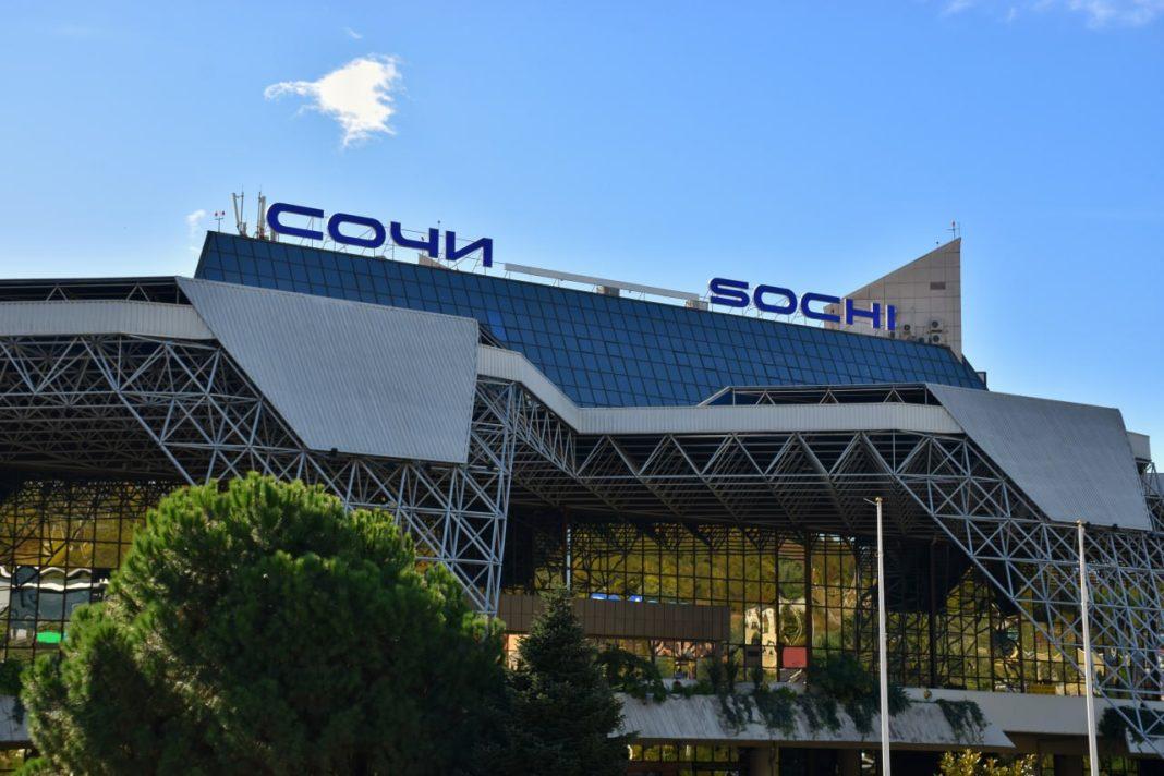 Люди в панике: в авиагавани Сочи образовался затор