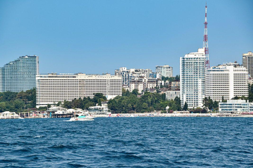 Туристы экономят, отельеры в агонии: реалии летнего сезона в Сочи-2024