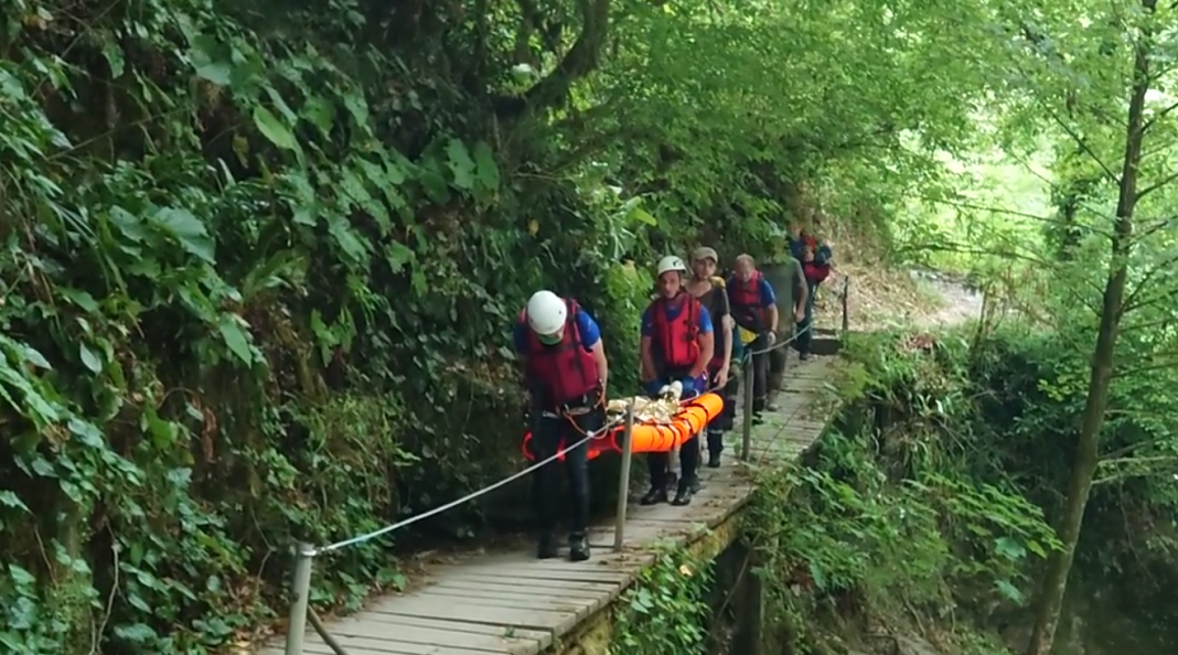 Сорвалась пролетела вниз 10 метров: что известно о судьбе сорвавшейся с высоты девушке из Сочи