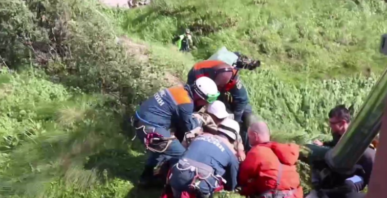 Спасатели эвакуировали вертолётом пенсионера с травмами в горах Сочи