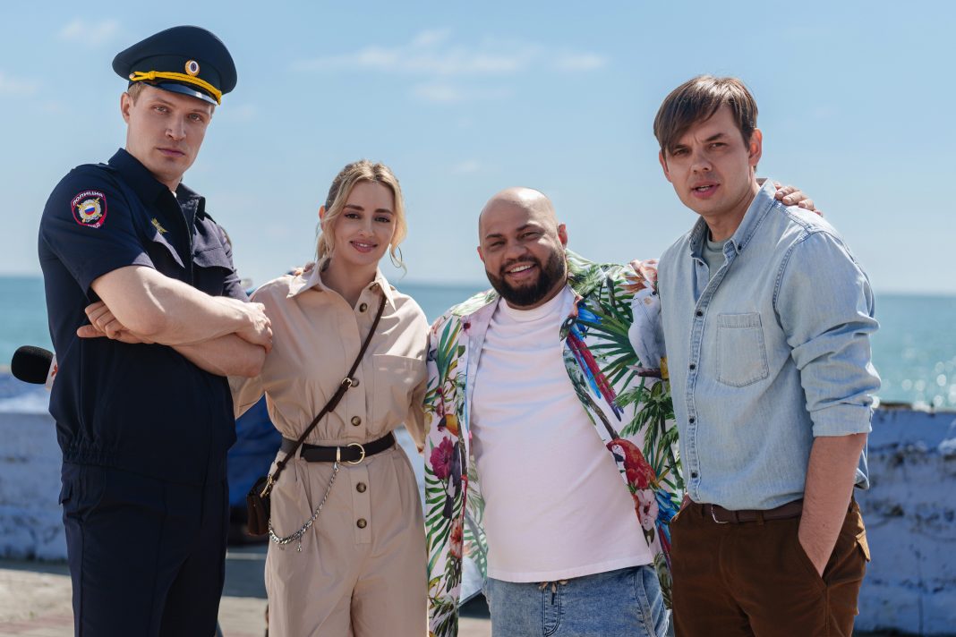 Роман Постовалов исполнил главную роль в сериале «Солнце, море, два ствола»: съемки проходили в Сочи