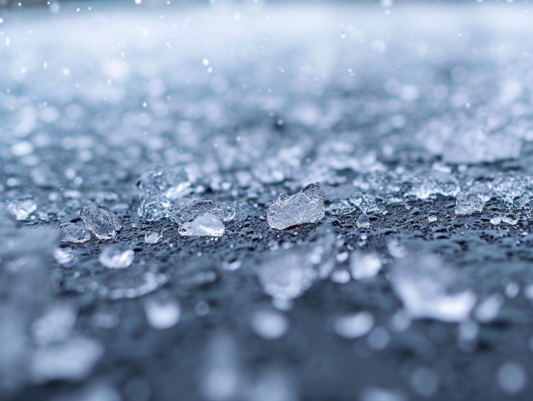 Стучит, как по барабану: в окрестностях Красной Поляны начался град (видео)