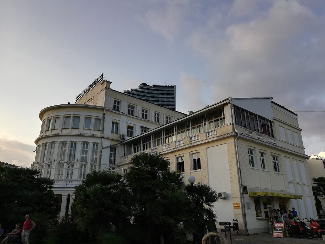 «Приморская» отмечает 88-летие: что ждет старейшую гостиницу Сочи в 2025 году