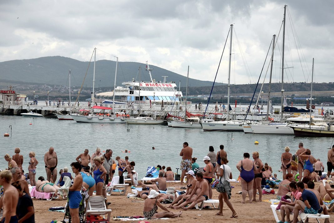 Почему воду на пляжах Геленджика лучше не глотать: скандальная реальность местных туалетов