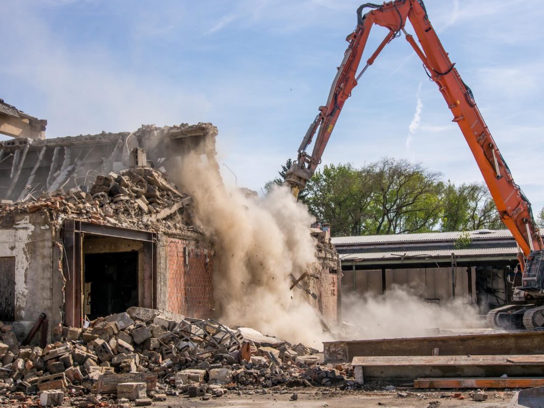 Суд обязал снести аварийное здание на территории сочинской школы