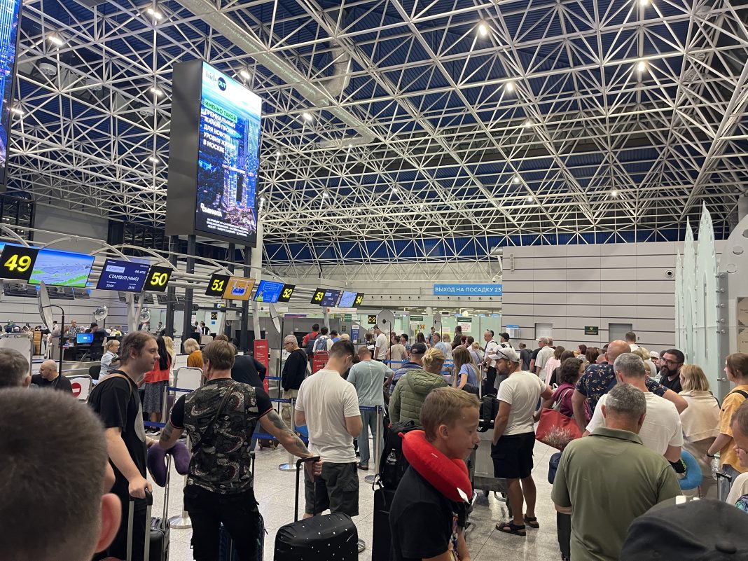 В аэропорту Сочи опровергли слухи о прекращении объявлений рейсов